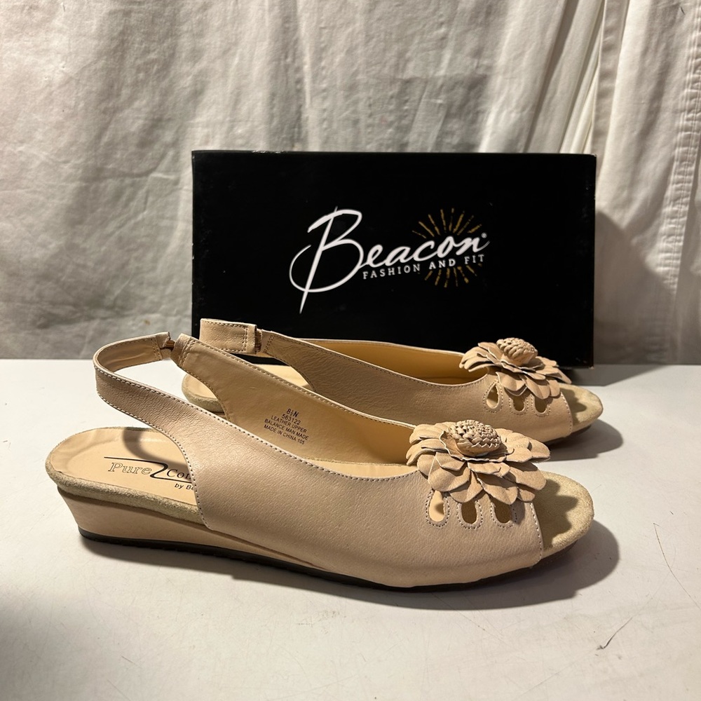 Beacon beige leather flat comfort sandals stretch strap on heel size 8.5N NWT